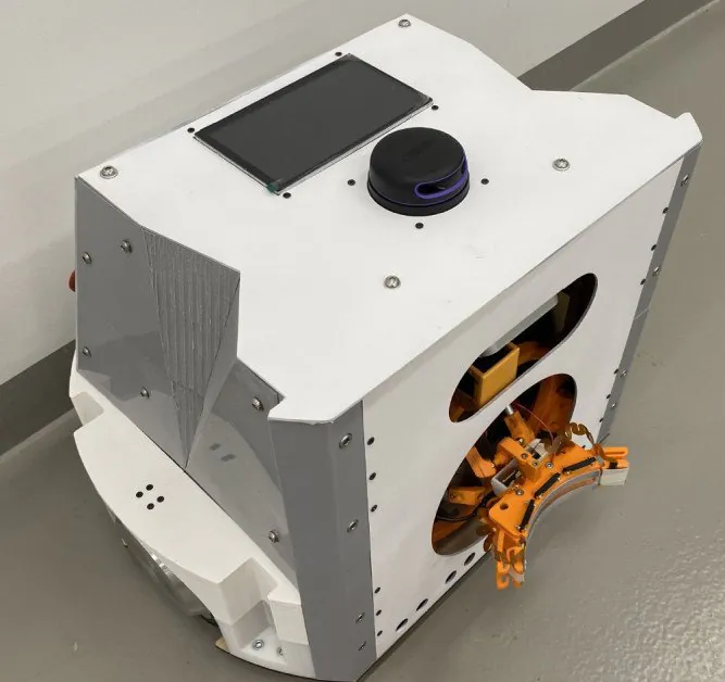 Prototipni robot MobileCharger. Vir: https://arxiv.org/pdf/2107.10585.pdf