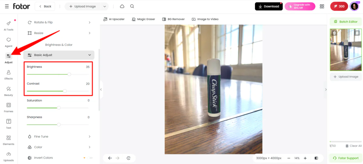 การปรับเปลี่ยนความสว่างและความตรงกันของภาพใน Fotor's AI Photo Editor.