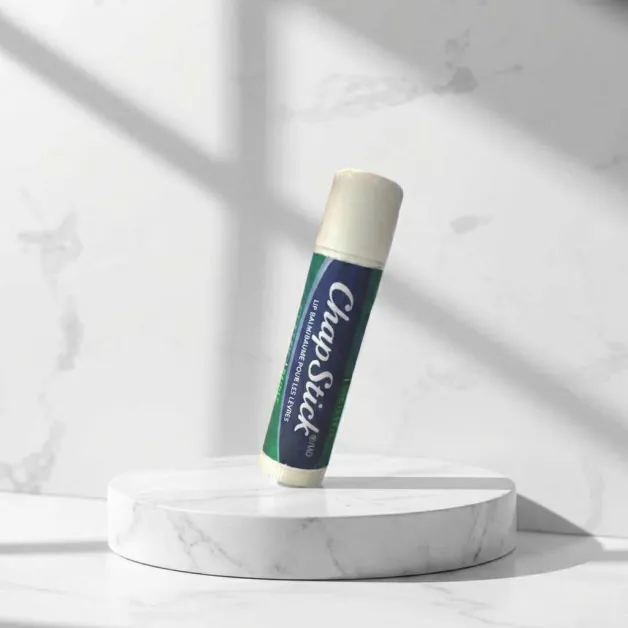 ChapStick บนฐานที่มีความหรูหราในสตูดิโอเอียง