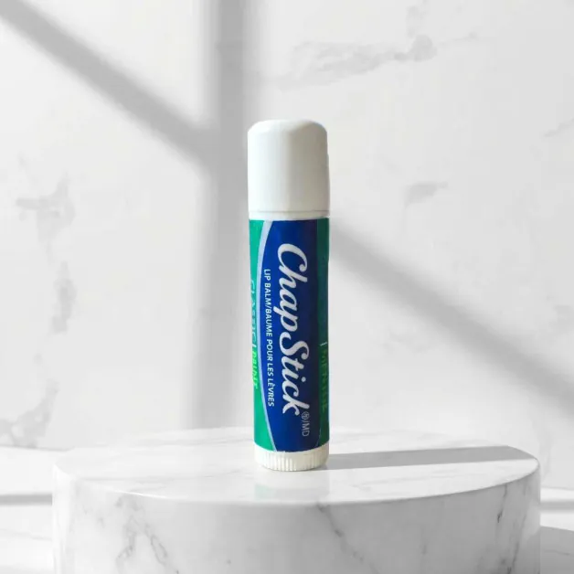 ChapStick บนฐานที่มีความหรูหราในสตูดิโอ