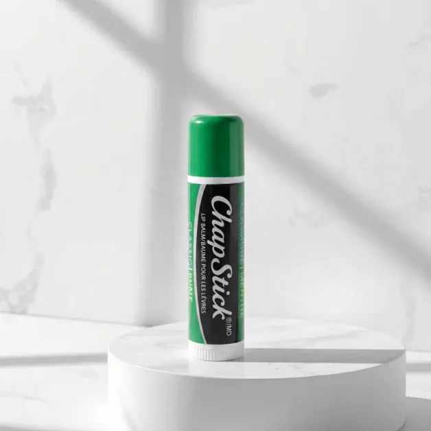 ChapStick บนฐานที่มีความหรูหราในสตูดิโอฝาสีเขียว