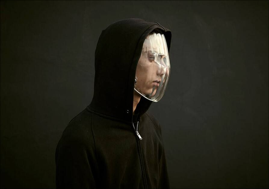 Masca, departe de a fi subtilă, a fost concepută cu ani în urmă, dar a reapărut în diverse comunități pe măsură ce inteligența artificială a câștigat importanță în mass-media. Sursa - http://www.jipvanleeuwenstein.nl/#masker