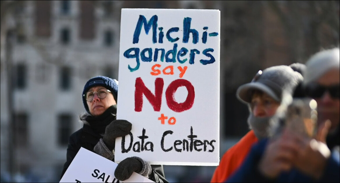 Un protestatar din Michigan, care solicită un moratoriu la nivel de stat asupra construcției de centre de date, pe 15 decembrie 2025. Sursa - https://eu.lansingstatejournal.com/story/news/local/2025/12/16/lansing-state-capitol-data-centers-rally-michigan/87792001007/
