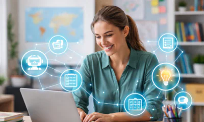 教師向けの効果的な AI ツールを使用している青いシャツを着た女性。