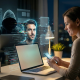 Uma cena dividida à noite mostra uma mulher sorridente à direita olhando um aplicativo de namoro em seu celular. À esquerda, uma figura encapuzada e sem rosto, diante de um laptop, manipula um avatar deepfake brilhante e com falhas gráficas de um homem bonito que flutua entre eles.