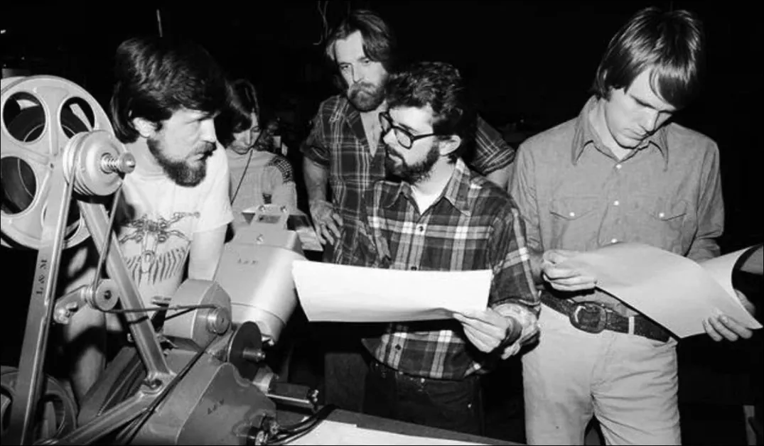 George Lucas prohlíží efektové záběry s Johnem Dykstrou, Richardem Edlundem, Joe Johnstonem a Rose Duignan během produkce Star Wars, zatímco tým prochází praktické VFX plánování a návrh záběrů. Source - https://theasc.com/articles/star-wars-miniature-effects-dykstra